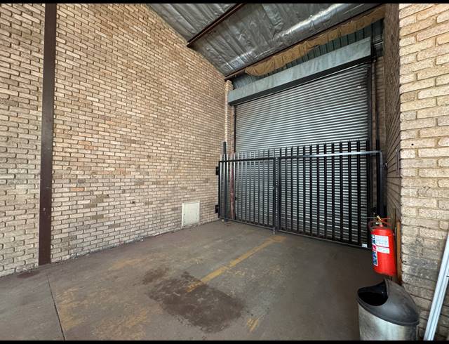 272M² WAREHOUSE TO LET IN INDUSTRIA NORTH